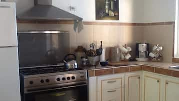 Fridge, oven, stovetop, coffee/tea maker