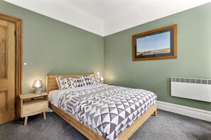 4 bedrooms, desk, iron/ironing board, travel crib