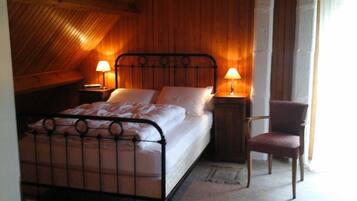 2 bedrooms, iron/ironing board, travel crib, internet