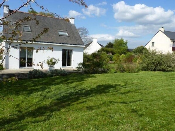 Exterior - House with large terrace and fenced garden (Saint-Philibert)