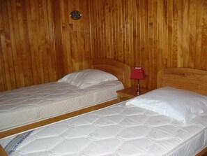 2 dormitorios, tabla de planchar con plancha, cuna de viaje y Internet