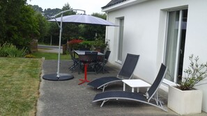 Outdoor dining - House with large terrace and fenced garden (Saint-Philibert)