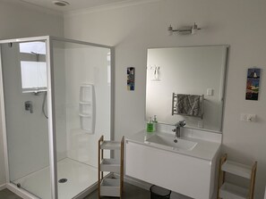 Shower, hair dryer, toilet paper - CooksEstuaryEscape-Waterfront at your doorstep (Price enquire for small groups) (Cooks Beach)