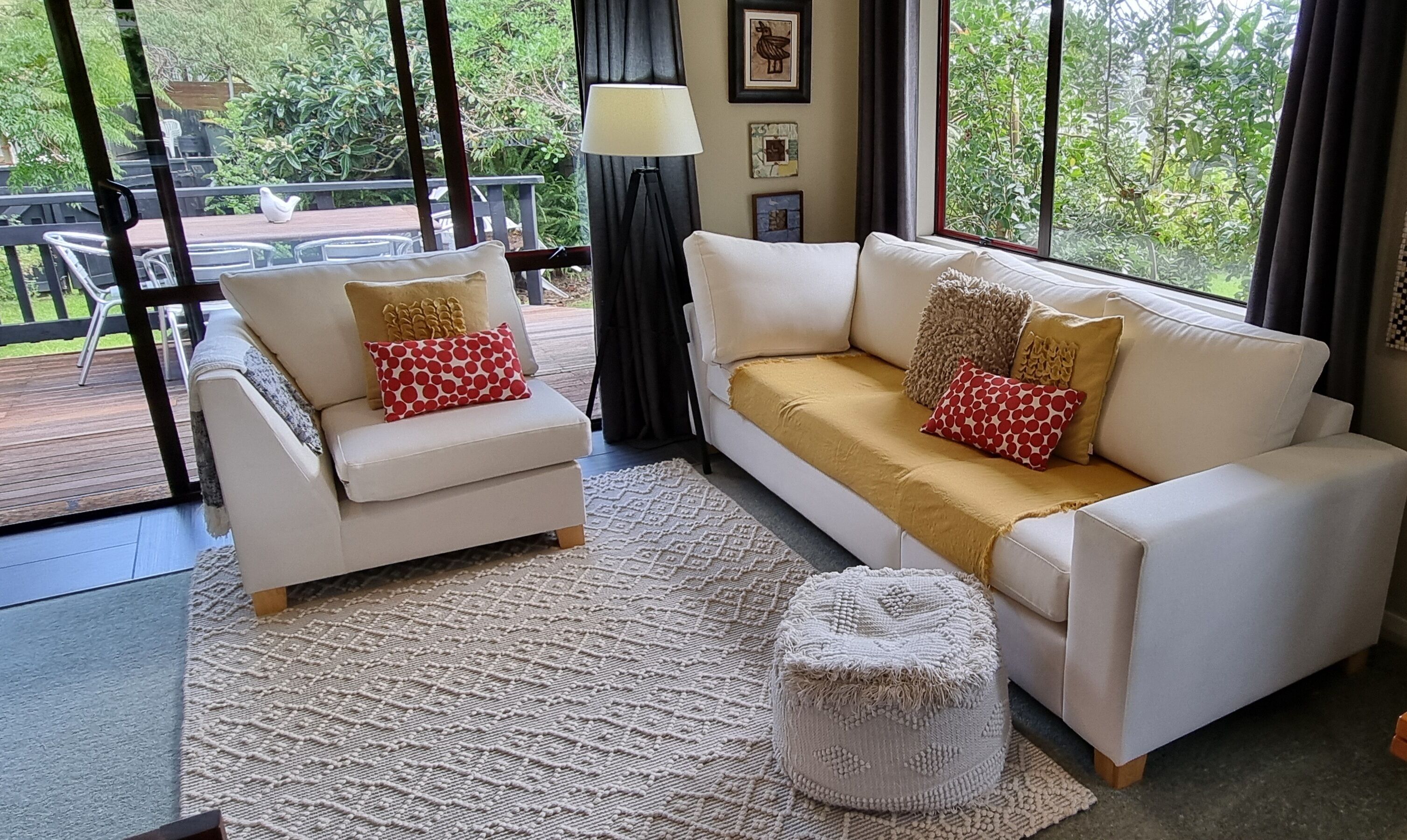 Una Smart TV, un reproductor de DVD, juguetes, libros