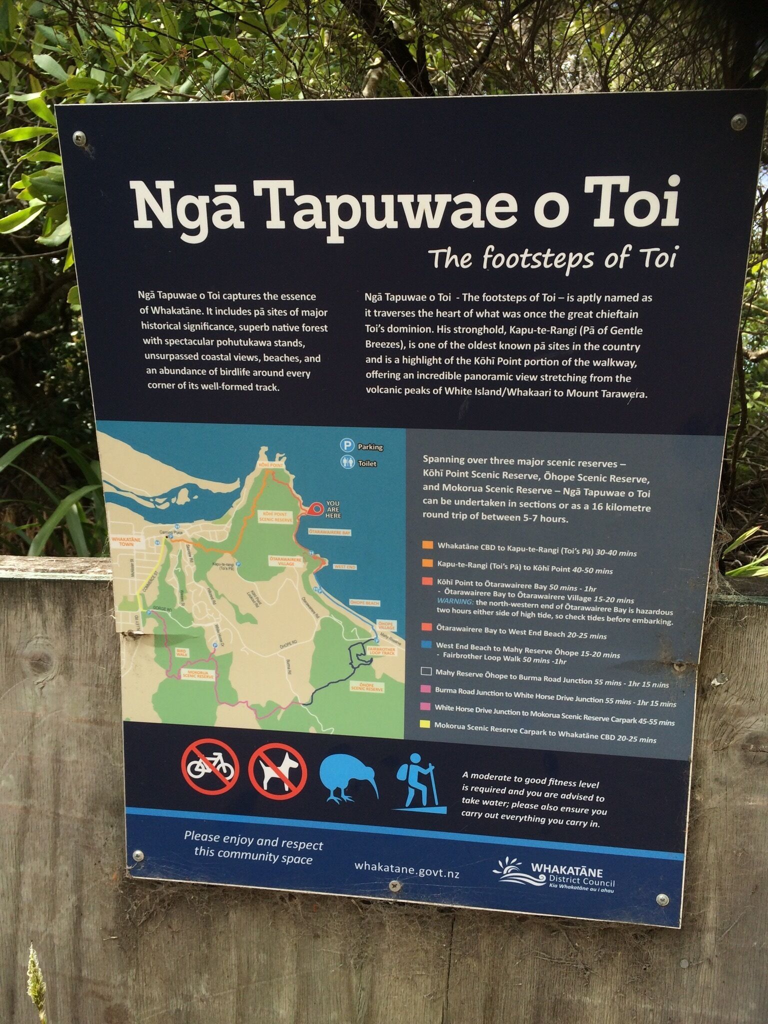 Ein Schild mit Informationen zu Ngā Tapuwae o Toi, einschließlich einer Karte und Wanderwegen.