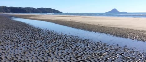 Una spiaggia nelle vicinanze, lettini da mare