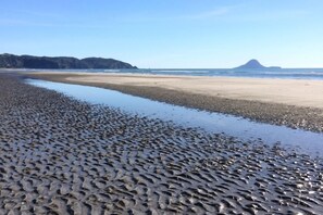 Playa en los alrededores y camastros