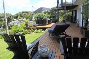 Outdoor dining - Please do not book - no longer listed (Bethells Beach)