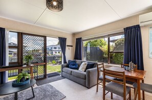TV - Tui`s Rest – Sunny 2-Bedroom Taupo Unit, Walk to Town (Taupo)