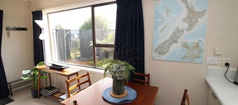 Tui`s Rest – Sunny 2-Bedroom Taupo Unit, Walk to Town