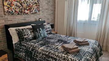 3 chambres, coffres-forts dans les chambres, fer et planche Ă repasser