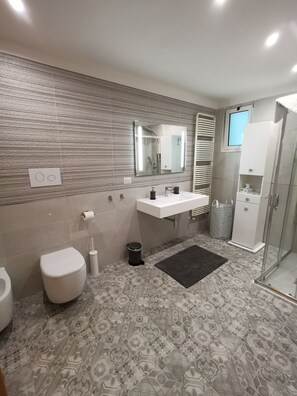 Douche, sèche-cheveux, bidet, serviettes fournies