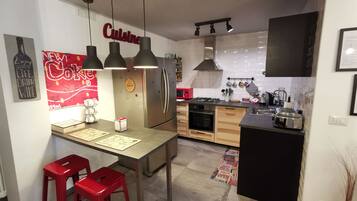 Frigorifero, microonde, forno, piano cottura