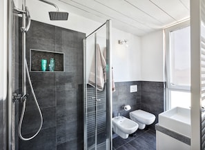 Dusche, Haartrockner, Handtücher, Toilettenpapier