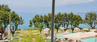 Regarda - modern studio The Beach with lake view near the beach