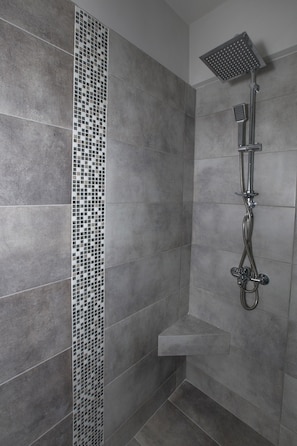 Estudio básico | Baño | Regadera, secadora de cabello, toallas 