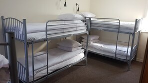 In-room safe, iron/ironing board, WiFi, bed sheets - Single bed in 6 bed mixed dorm - Alba Self Catering (Glasgow)