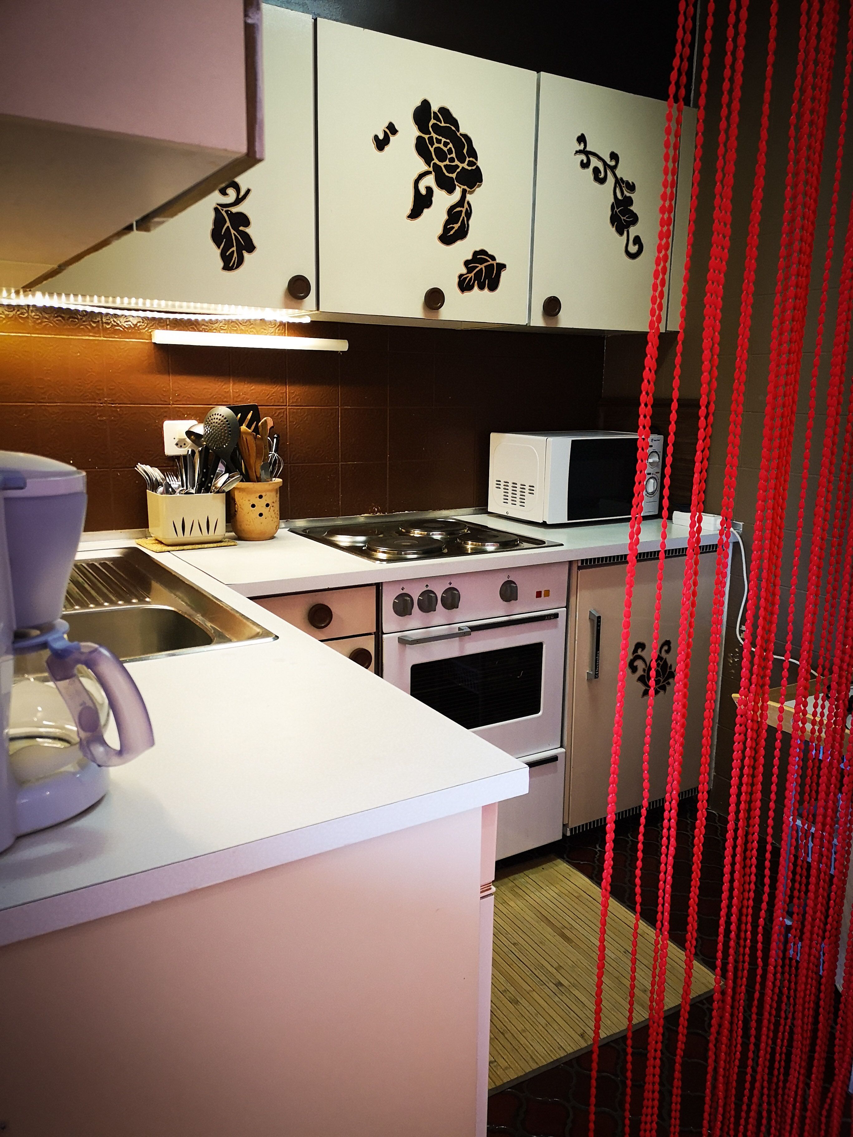 Réfrigérateur, micro-ondes, four, plaque de cuisson