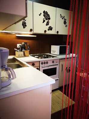 雪櫃、微波爐、焗爐、爐具