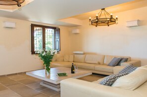 Smart TV, fireplace, video games, Netflix - Private Luxury Villa Heated Pool, Seaviews, Air-Con, Fast Wi-Fi, near Hill Towns (Laureto)