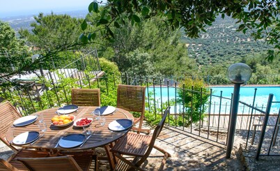 Private Luxury Villa Heated Pool, Seaviews, Air-Con, Fast Wi-Fi, near Hill Towns