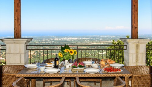 Private Luxury Villa Heated Pool, Seaviews, Air-Con, Fast Wi-Fi, near Hill Towns