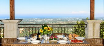 Private Luxury Villa Heated Pool, Seaviews, Air-Con, Fast Wi-Fi, near Hill Towns