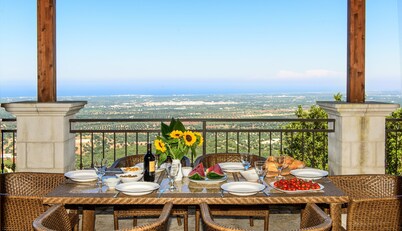 Private Luxury Villa Heated Pool, Seaviews, Air-Con, Fast Wi-Fi, near Hill Towns