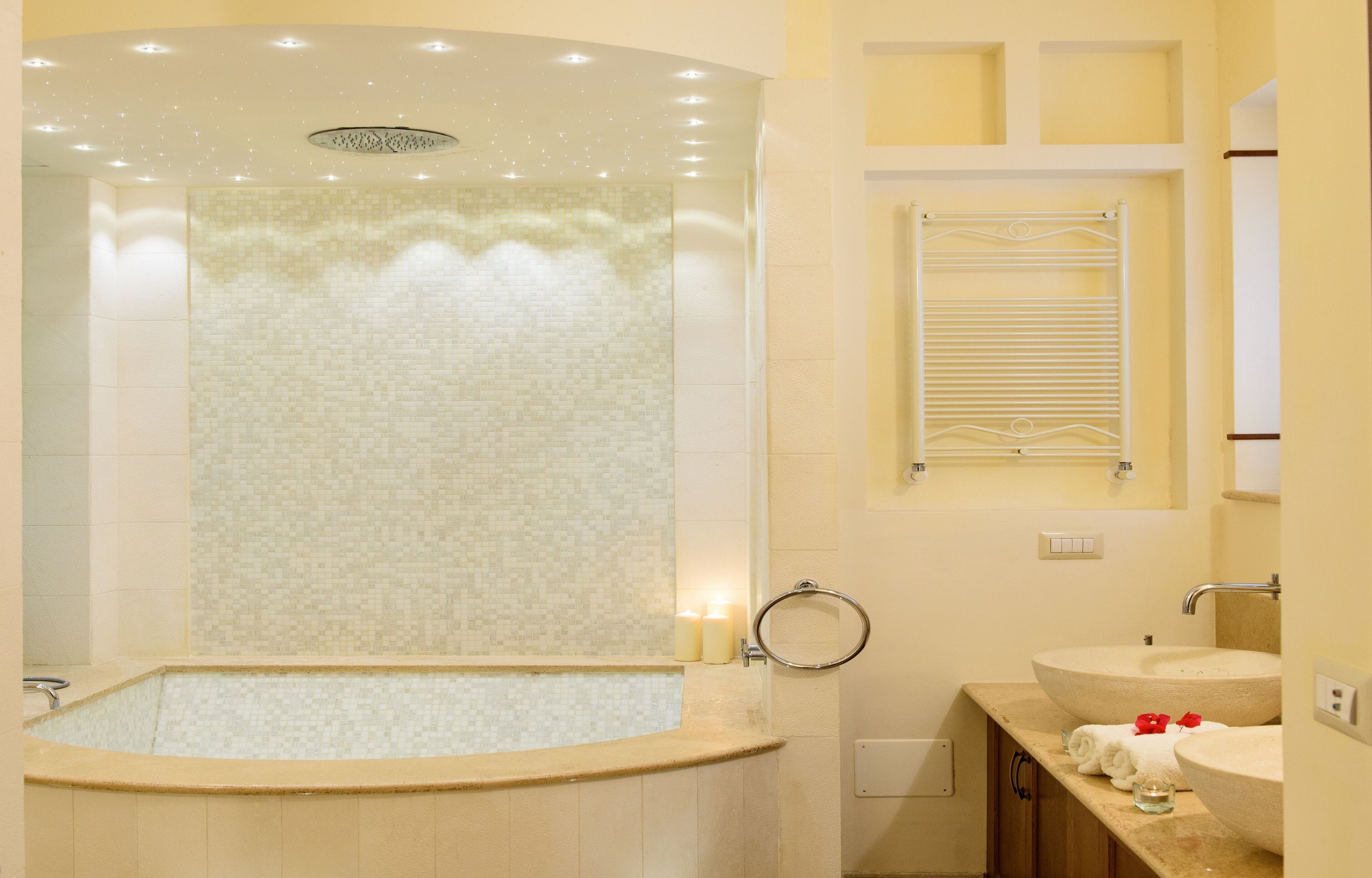 Ensemble douche/baignoire, douche à « effet pluie », sèche-cheveux