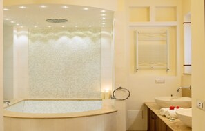Duschwanne, Regendusche, Haartrockner, Bidet