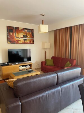 Smart TV, caminetto, videogiochi, lettore DVD