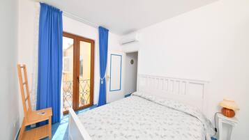 2 habitaciones, escritorio y tabla de planchar con plancha