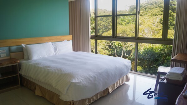 Habitación doble de lujo | Edredón, decoración personalizada, escritorio y cortinas blackout