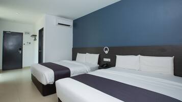 Een bureau, gratis wifi, beddengoed