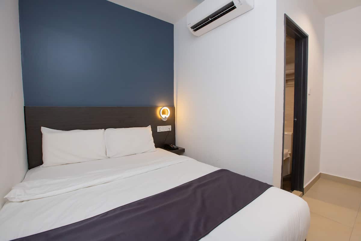 Desk, WiFi (free), bed sheets