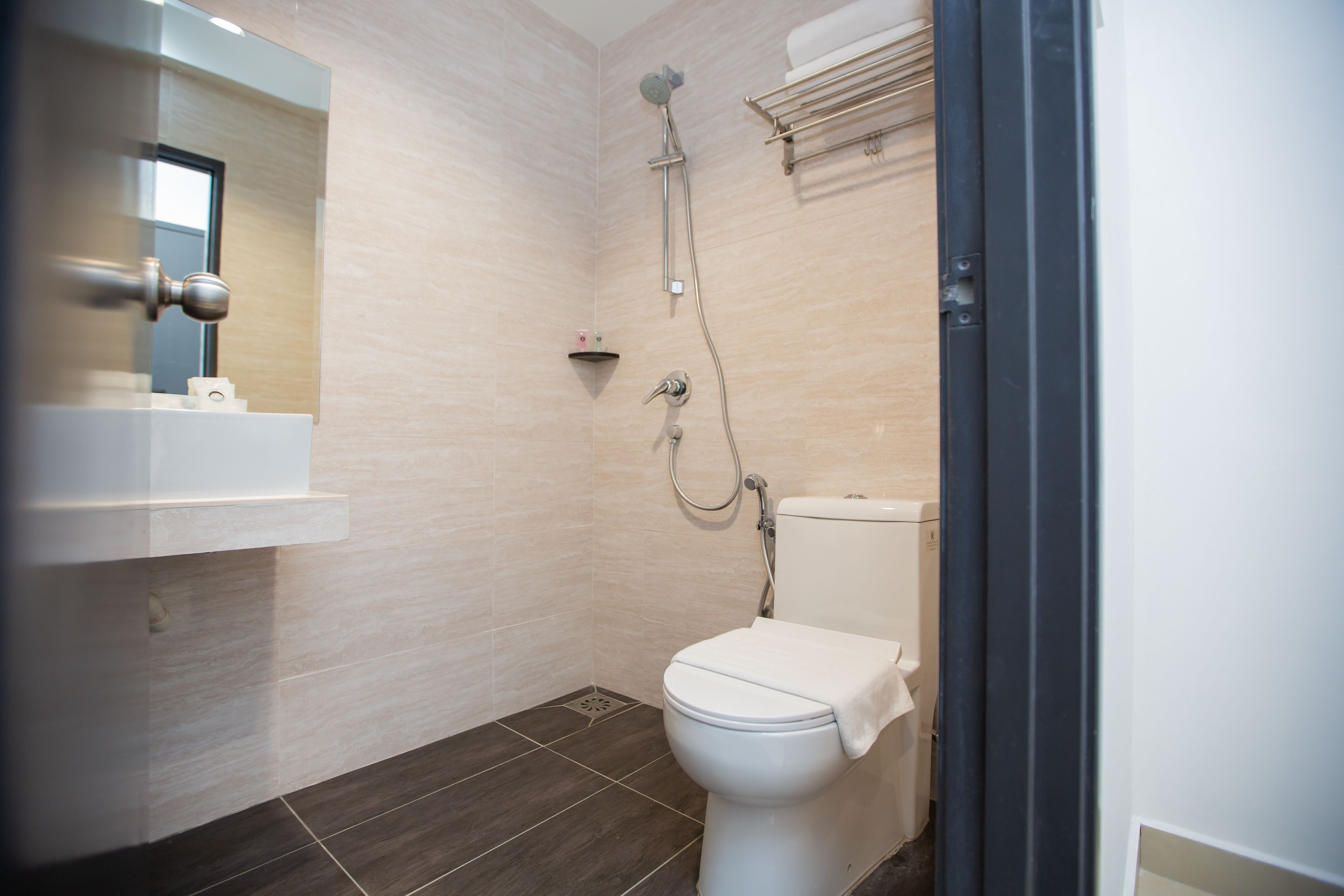 shower, free toiletries, hair dryer, towels