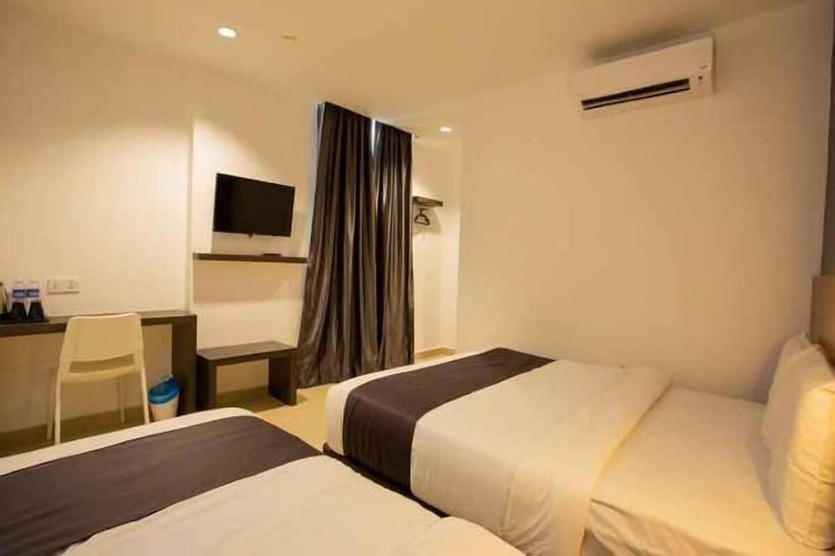 办公桌、免费 WiFi、床单