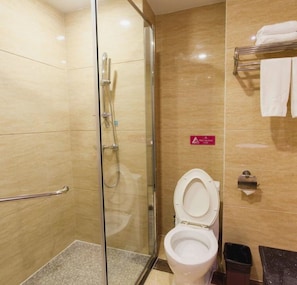 Regadera, amenidades de baño gratuitas, pantuflas, toallas 