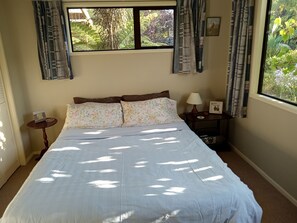2 bedrooms, bed sheets - Gateway to Abel Tasman Park, Kaiteriteri and Motueka. Quiet, spacious, light. (Motueka)