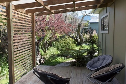 Gateway to Abel Tasman Park, Kaiteriteri and Motueka. Quiet, spacious, light.