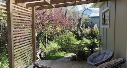 Gateway to Abel Tasman Park, Kaiteriteri and Motueka. Quiet, spacious, light.
