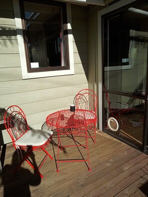 Outdoor dining - Gateway to Abel Tasman Park, Kaiteriteri and Motueka. Quiet, spacious, light. (Motueka)