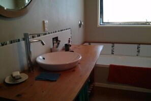 Shower, towels, soap, toilet paper - Gateway to Abel Tasman Park, Kaiteriteri and Motueka. Quiet, spacious, light. (Motueka)