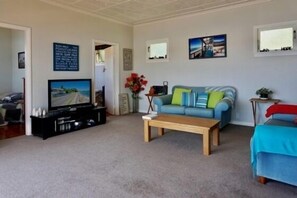 Smart TV, fireplace, DVD player, stereo - Maketu Beach Front Watchtower (Maketu)