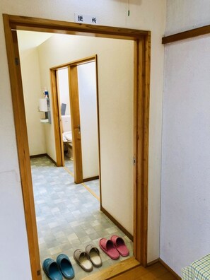 Dép đi trong nhà, khăn tắm