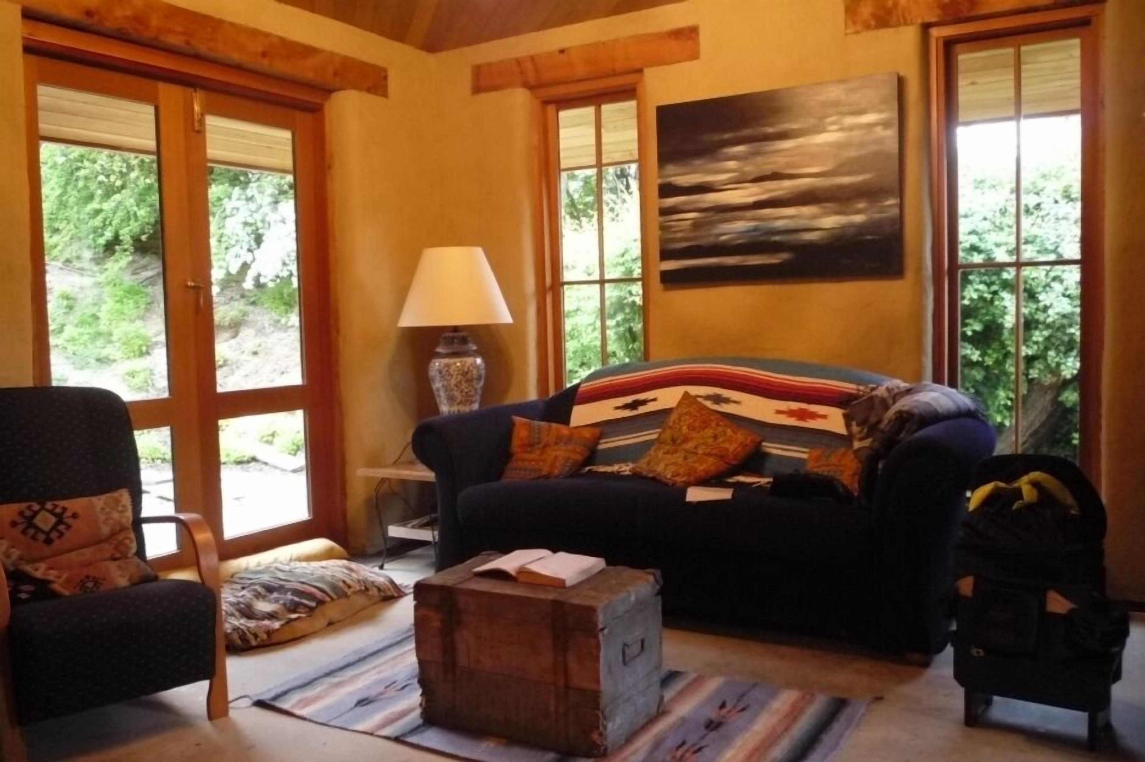 Smart-TV, Kamin, DVD-Player, Bücher