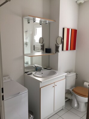 Combined shower/bathtub