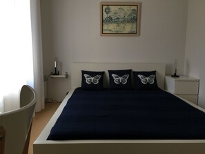 2 bedrooms, travel cot, free WiFi, bed sheets