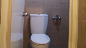 Family Room | Bathroom - Mira Hotel (Banjarmasin)