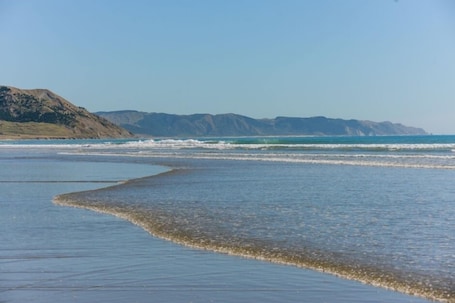 Beach nearby, sun-loungers. Birdsnest@PORT O BEIJO -Relaxed Accommodation